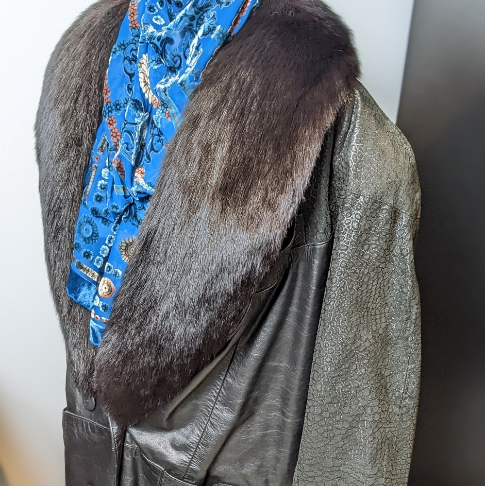 Vintage leather jacket with fur collar - Picture 5 of 16